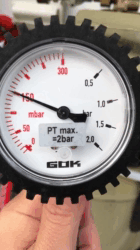 Mann, Der Schutzhelm Stehend Trägt